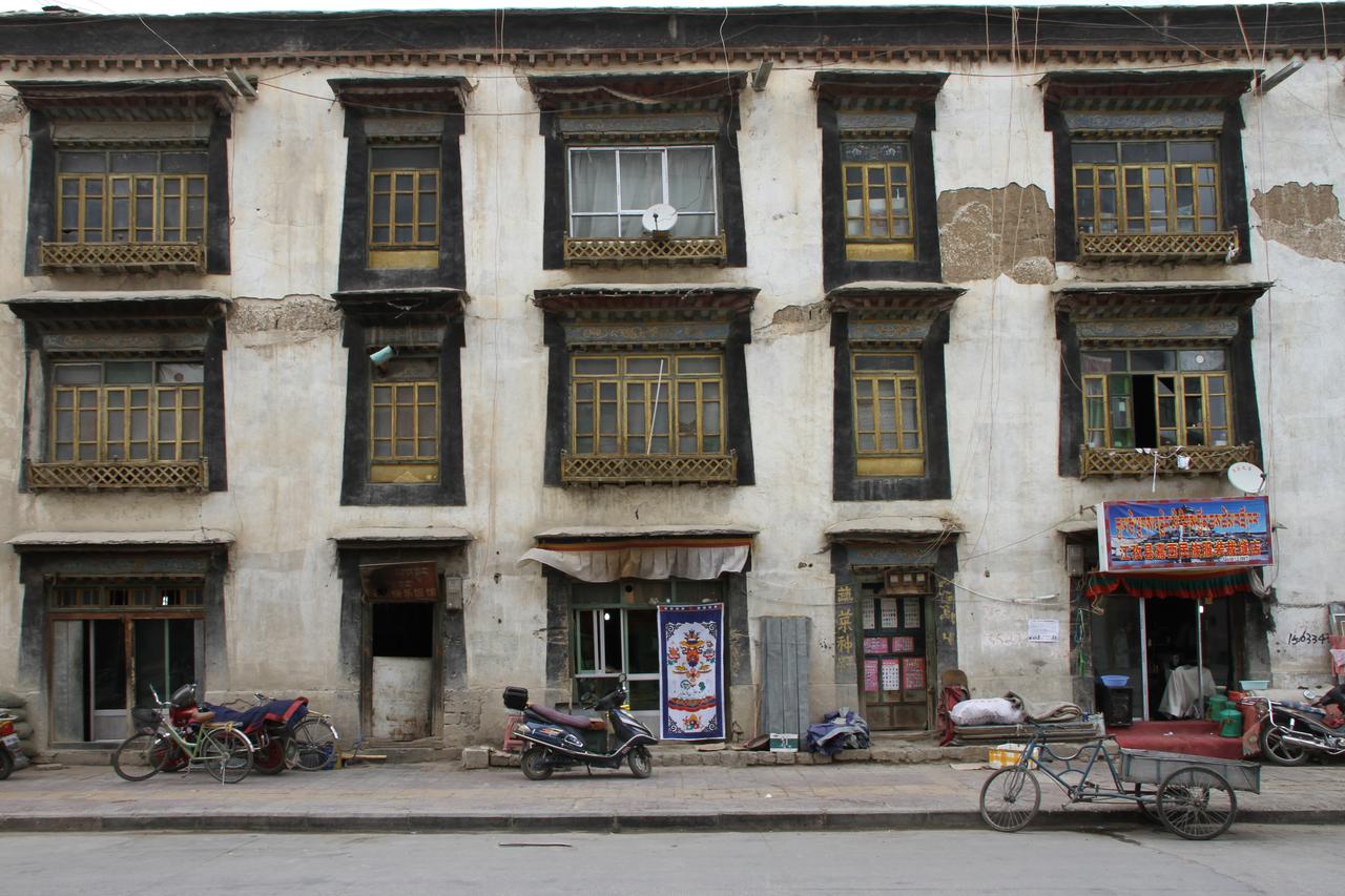 日喀则新城区街道景观,远处可见现代化建筑与城市天际线