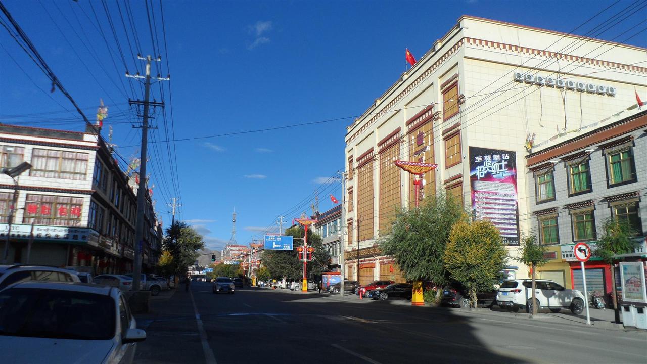 青岛路与珠峰路交叉口,新旧城区的建筑界面在此直接相邻