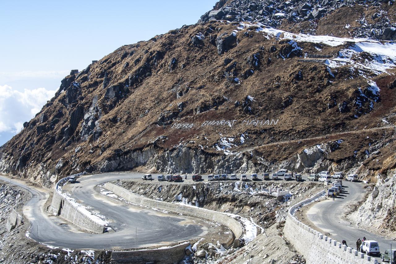 乃堆拉山口盘山公路