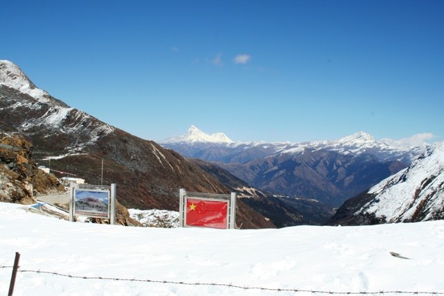 乃堆拉山口国门与雪山全景