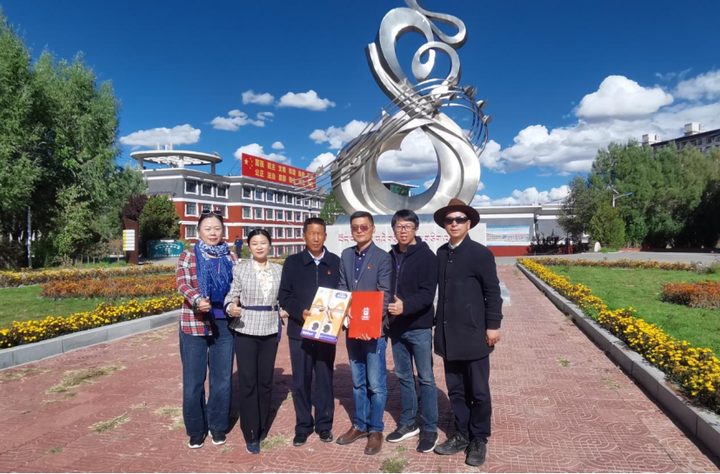 日喀则市上海实验学校校园一角，教学楼和校园环境