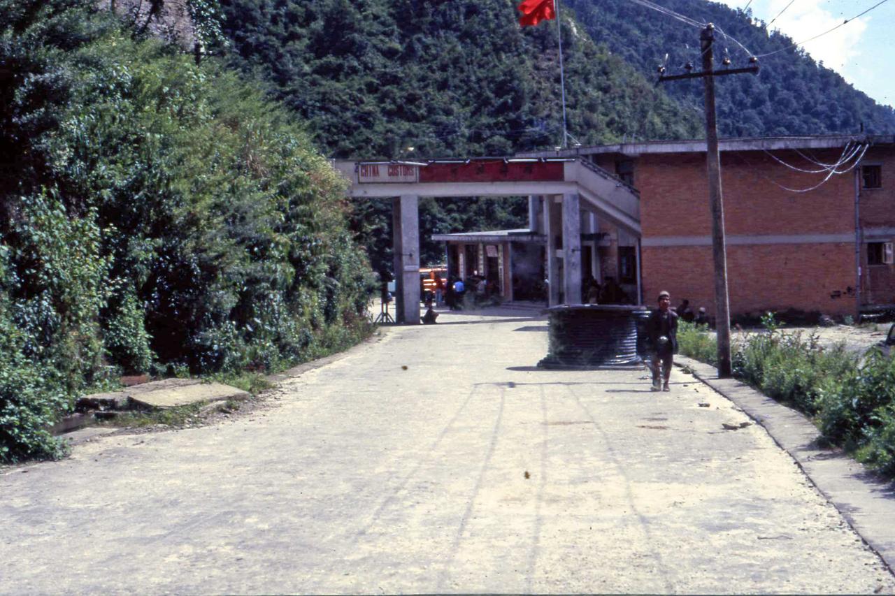 1987年的中尼友谊桥，2015年被地震彻底摧毁