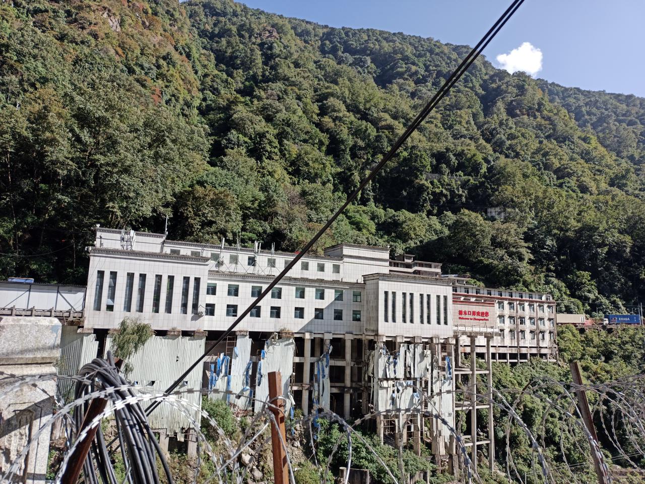 2025年10月的樟木口岸，重建后的联检大厅和国门