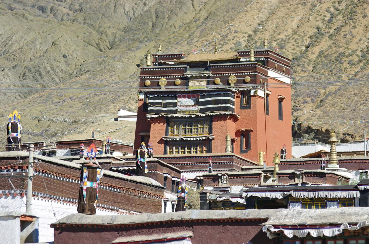 强巴佛殿外观，展示五层阶梯状藏式建筑结构