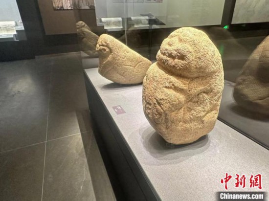 馆藏吐蕃时期雌雄双狮石雕