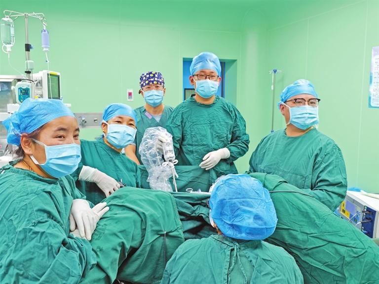 日喀则市藏医院外立面，白墙、藏式梯形窗框和双语门匾
