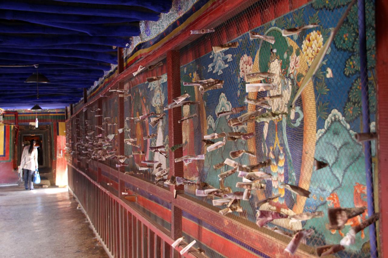 夏鲁寺底层回廊的 Newari 风格壁画，多臂菩萨带有南亚艺术传统的鲜明特征