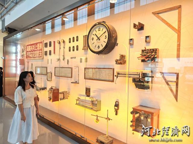 石家庄纺织展览馆内的工厂设备陈列