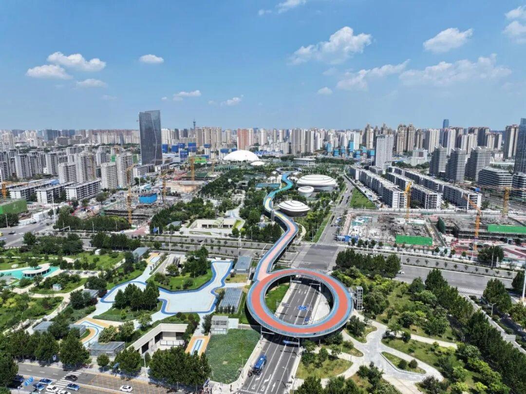 如意彩虹空中走廊跨越中央绿色体育公园