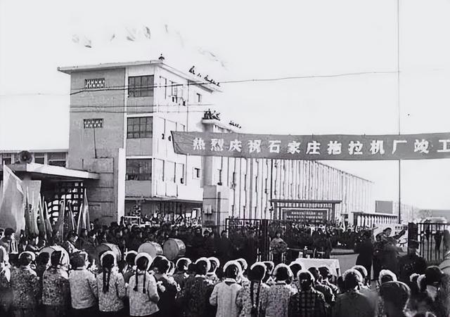 和平路棉纺厂建设时期的历史照片，铁路轨道延伸到厂区门口