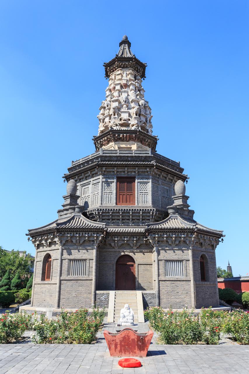 广惠寺华塔全景，花束型塔身在正定古城天际线中格外醒目