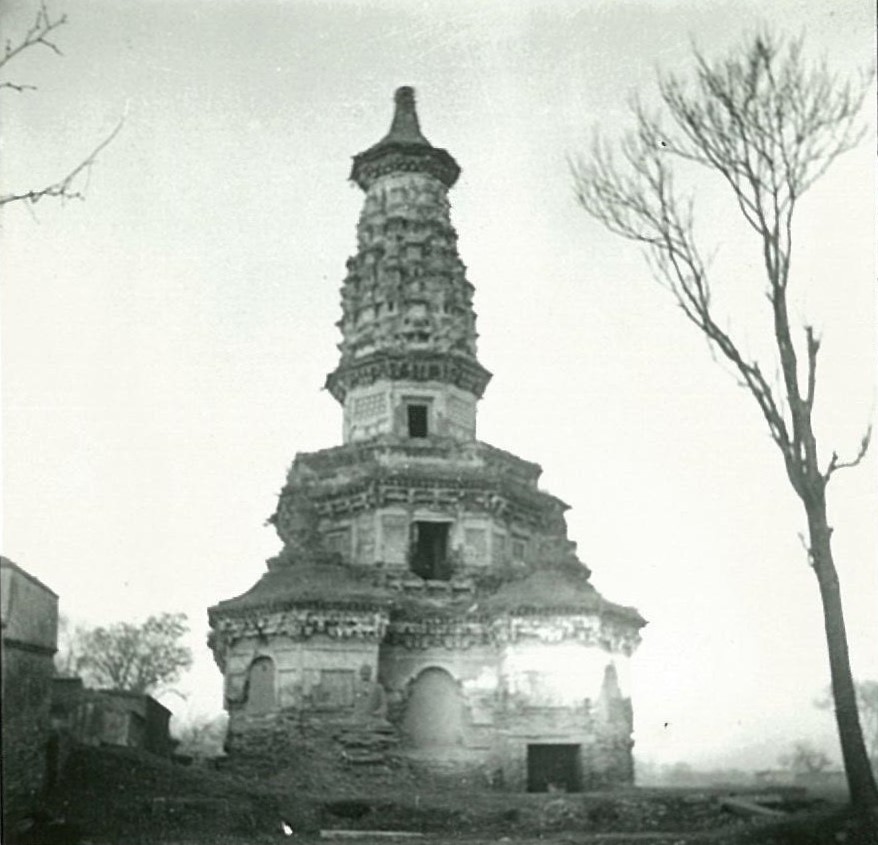 1939年拍摄的广惠寺华塔旧影，可见四隅小塔已毁、塔身残损