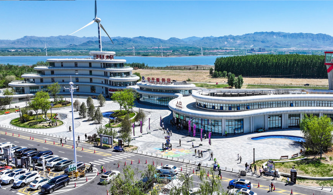 石钢工业遗址公园的两座高炉，背景是住宅楼群