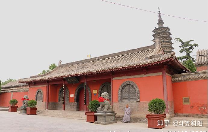 临济寺澄灵塔：青砖绿瓦在蓝天下格外醒目