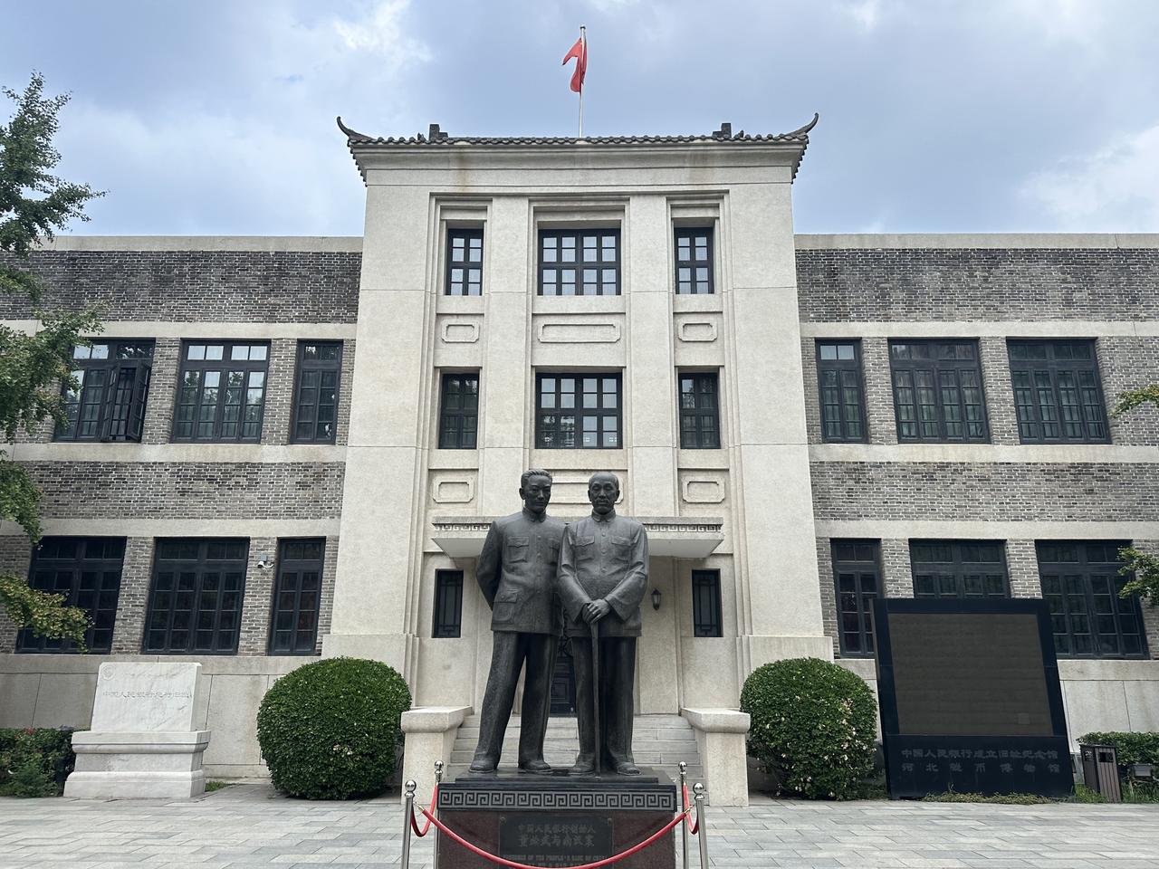 小灰楼正面：灰色三层砖混建筑，U 字型平面