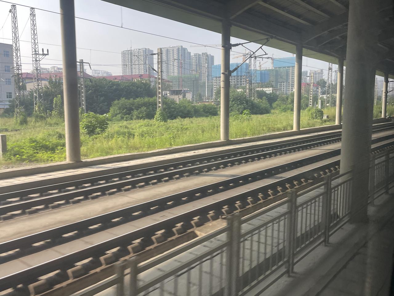 六线隧道南出口：三个拱洞排列可见