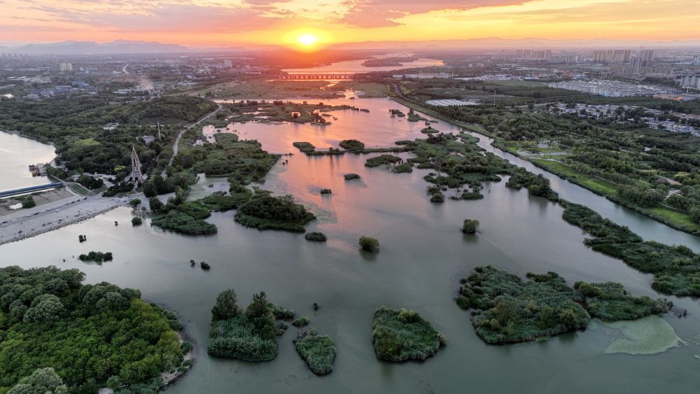 滹沱河生态修复后的宽阔水面与堤岸