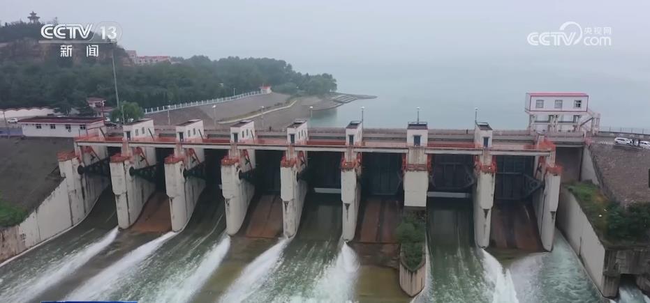 黄壁庄水库泄洪闸开闸泄洪场景