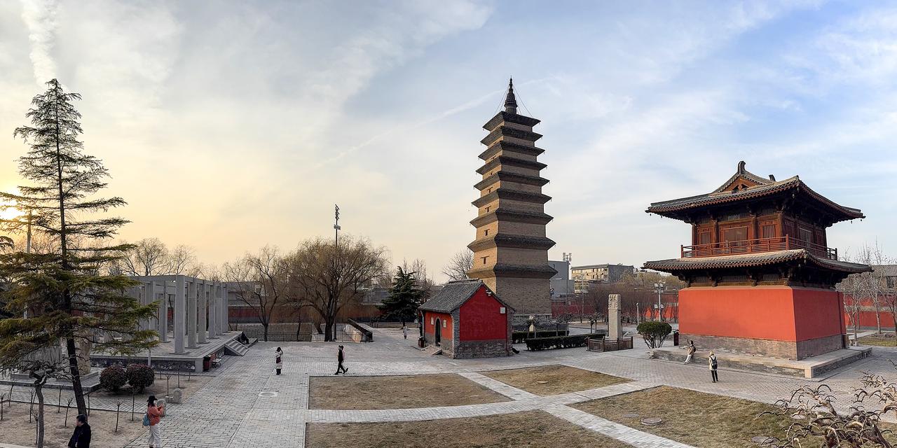 开元寺钟楼与须弥塔东西对峙
