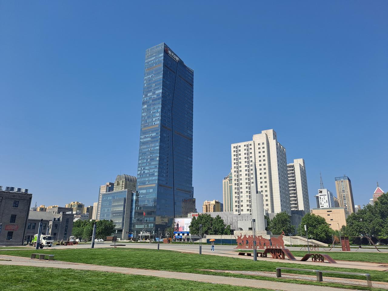 老火车站仅保留的1号站台"石光站台"，绿皮火车改造为咖啡馆