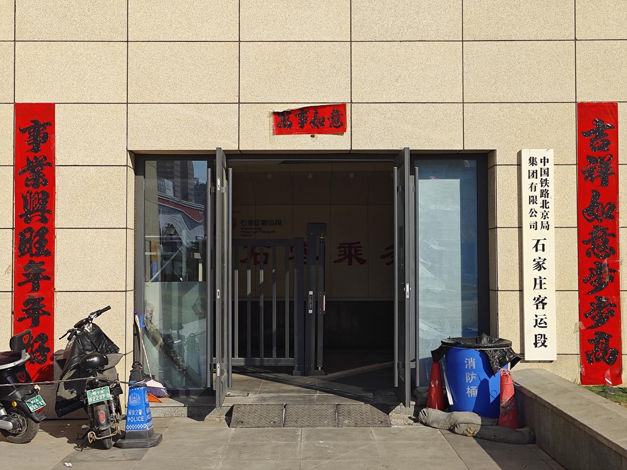 解放广场开阔的站前空间，从广场中央向南看去