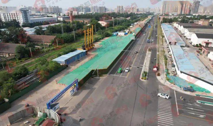 中山路地道桥填平前的铁路入地施工现场