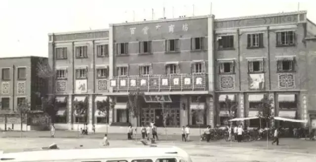 维明大街口：省政府、省委与商业建筑的同框