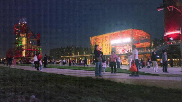 石钢遗址公园摇滚音乐演出场景，舞台搭设在两座高炉之间