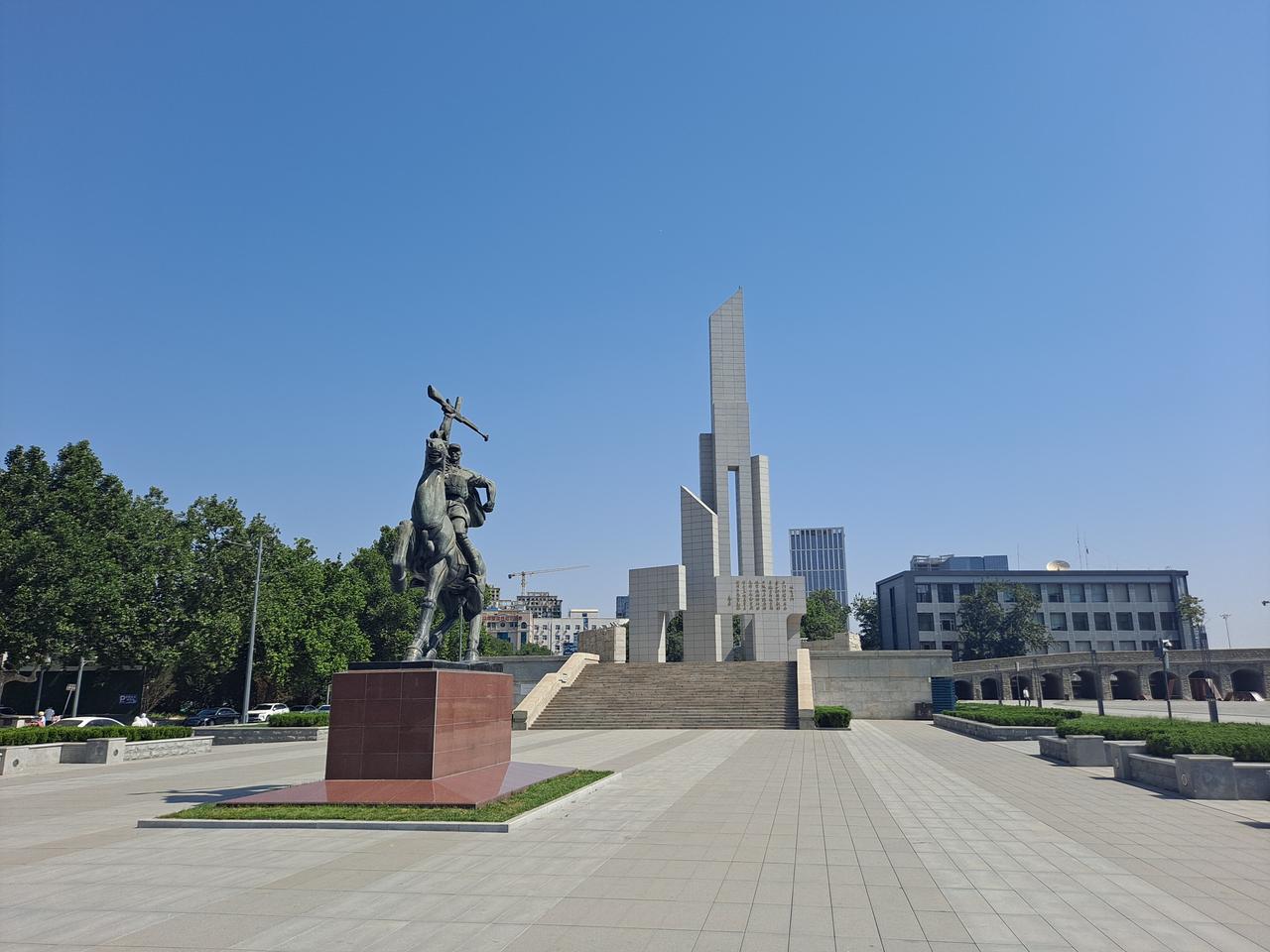 石家庄解放纪念碑全景：主碑、解放者雕像与碑文台