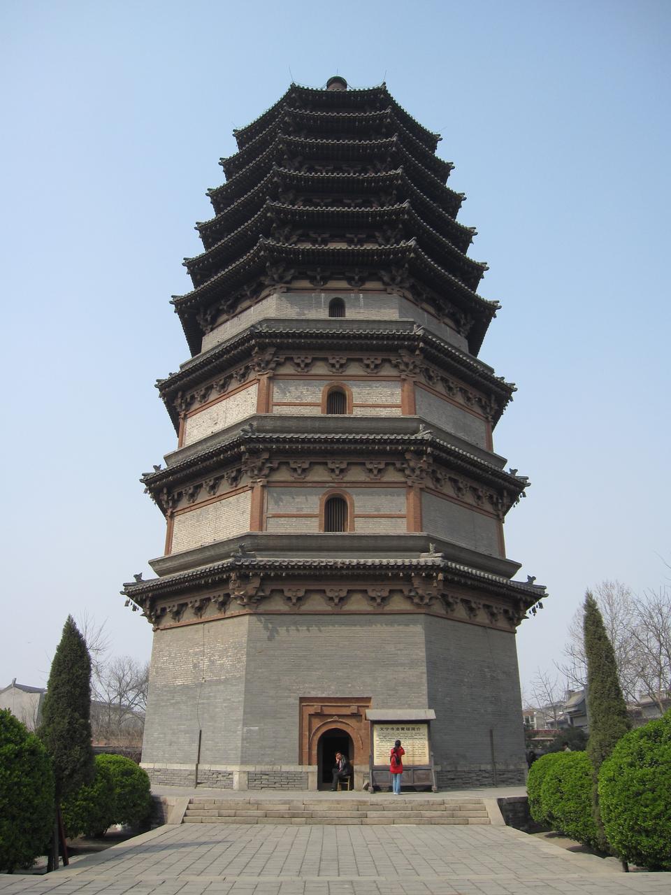 凌霄塔南面全景：下四层砖砌、上五层木构的清晰过渡