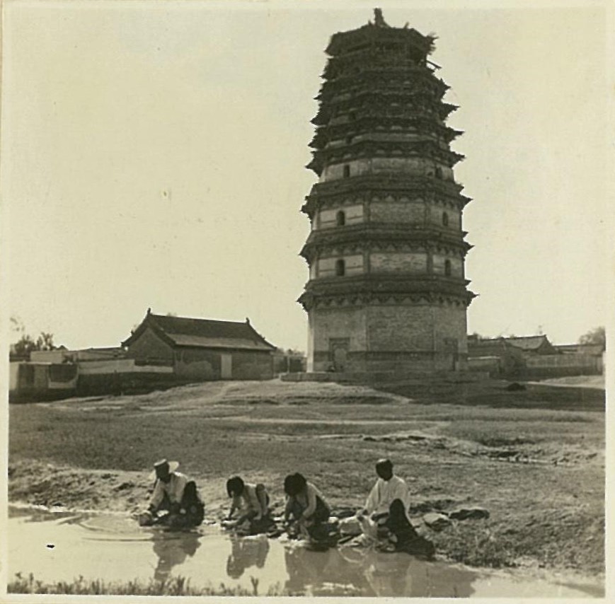 凌霄塔旧影：池畔远眺