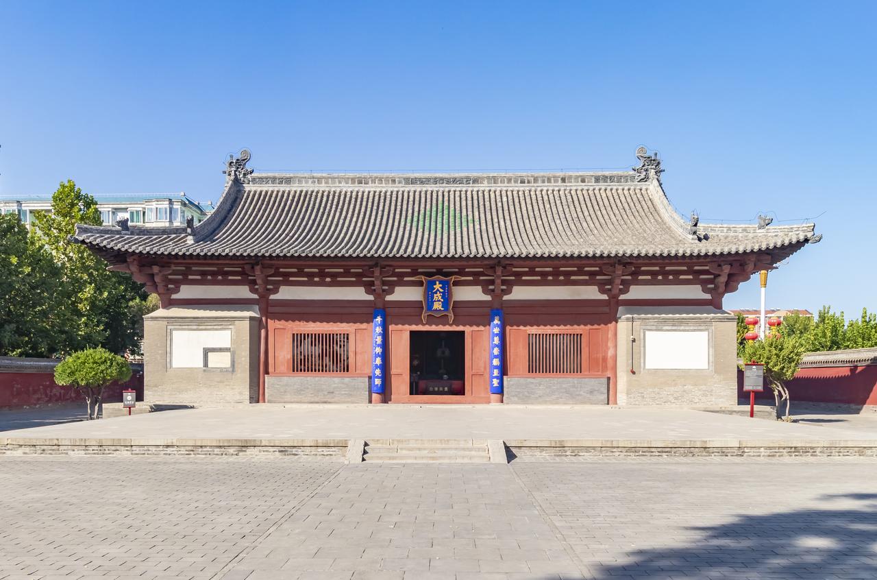 正定县文庙大成殿正面，单檐歇山顶，出檐深远