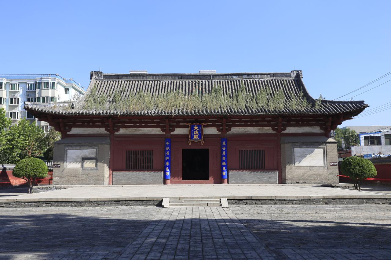 大成殿侧面，单檐歇山顶坡度平缓，出檐深远