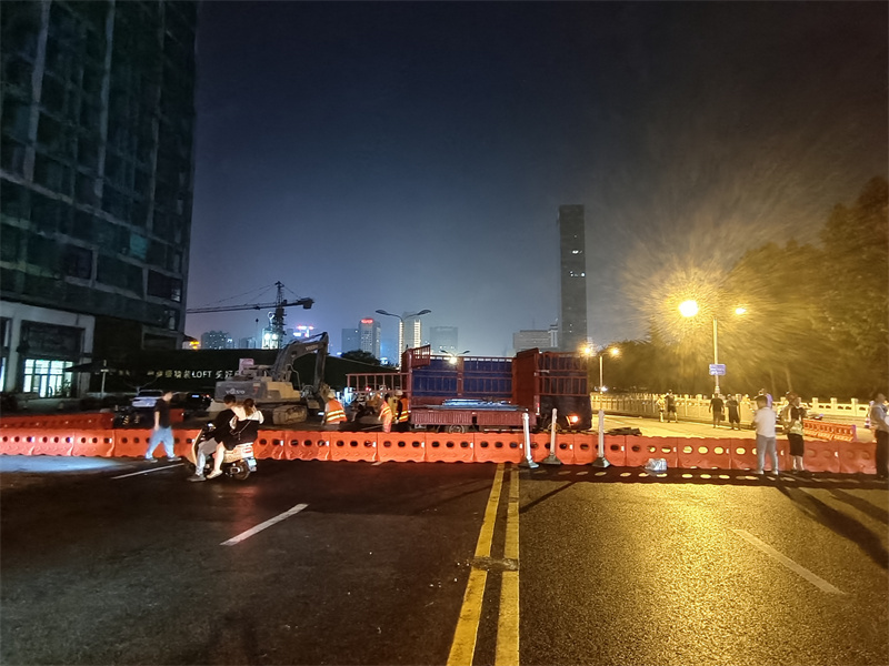 2023年8月1日晚，市民在地道桥前拍照告别
