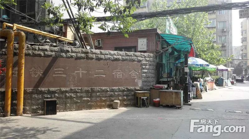 铁路32宿舍区入口门禁与围墙