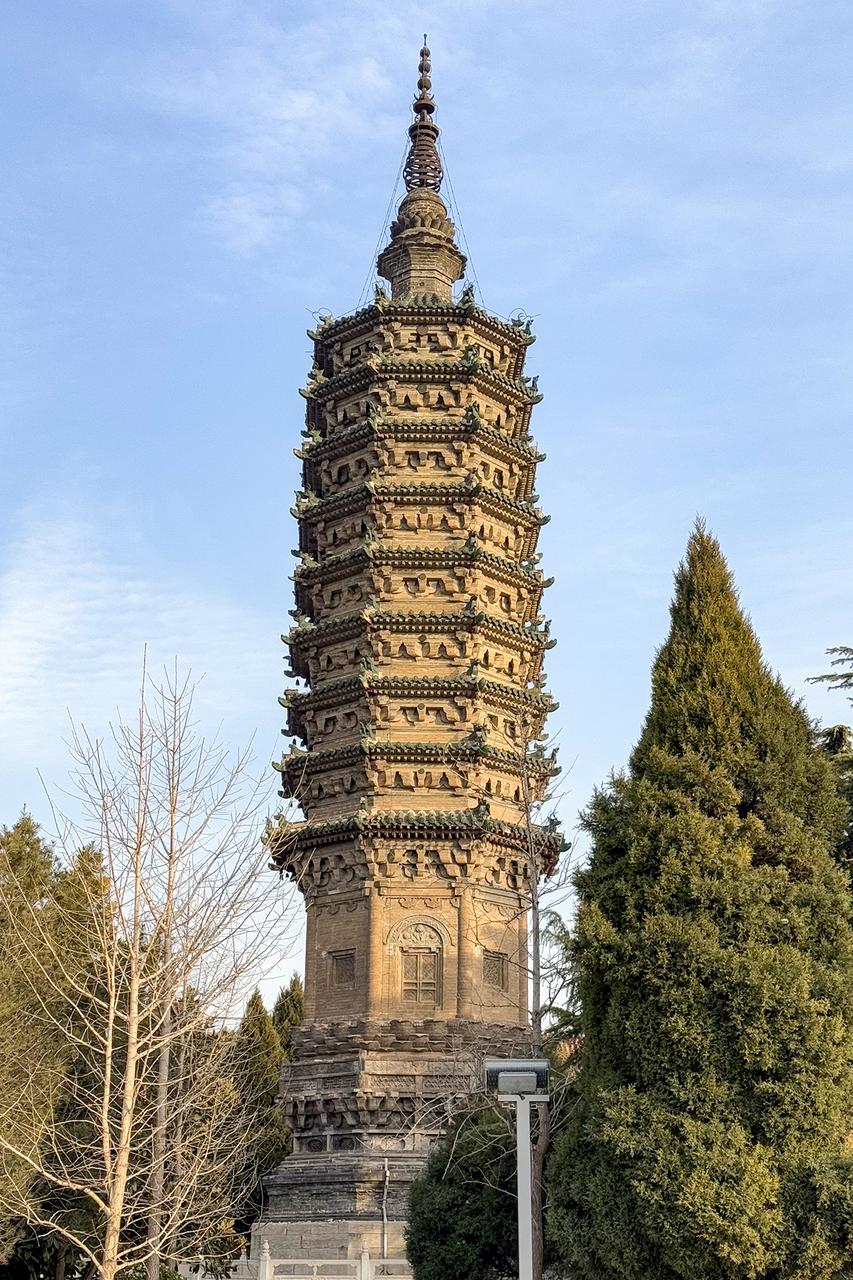 临济寺澄灵塔：青色砖塔配绿色琉璃瓦顶，轮廓秀气
