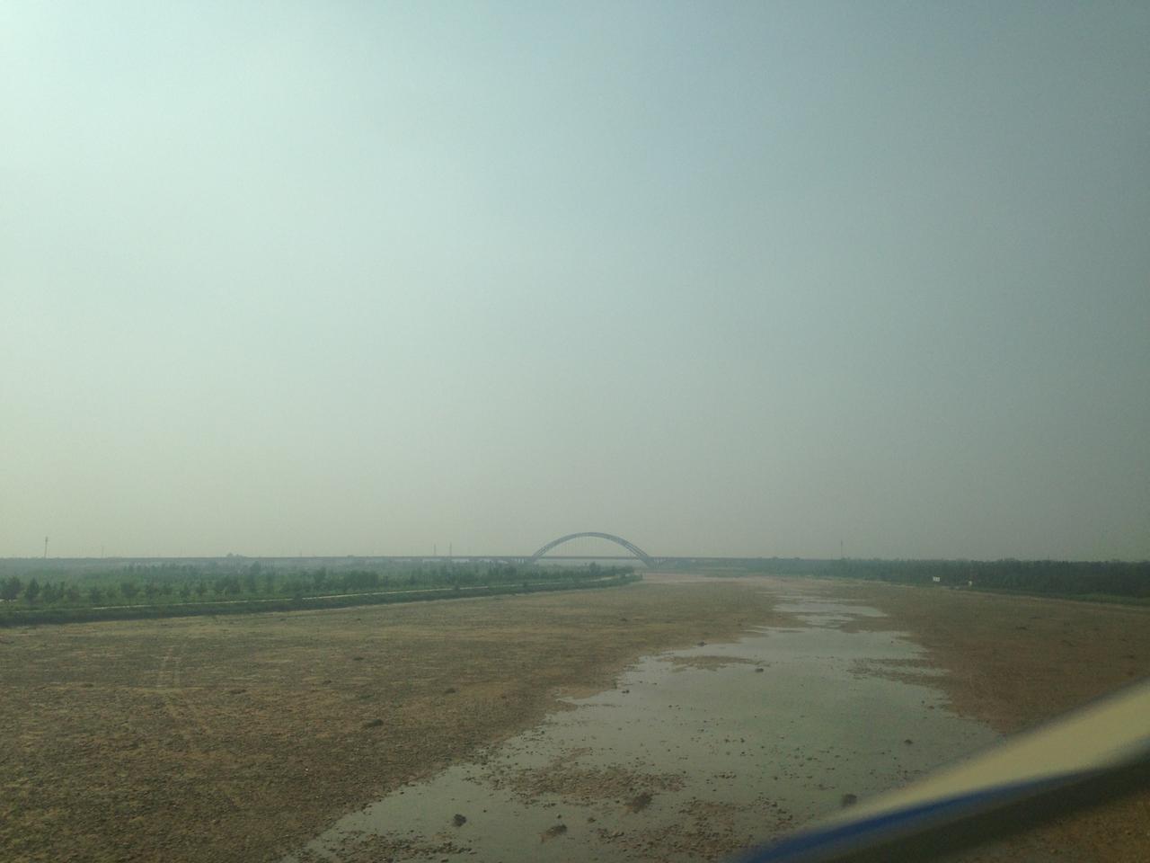 滹沱河复流后的宽阔水面，两岸绿树成荫