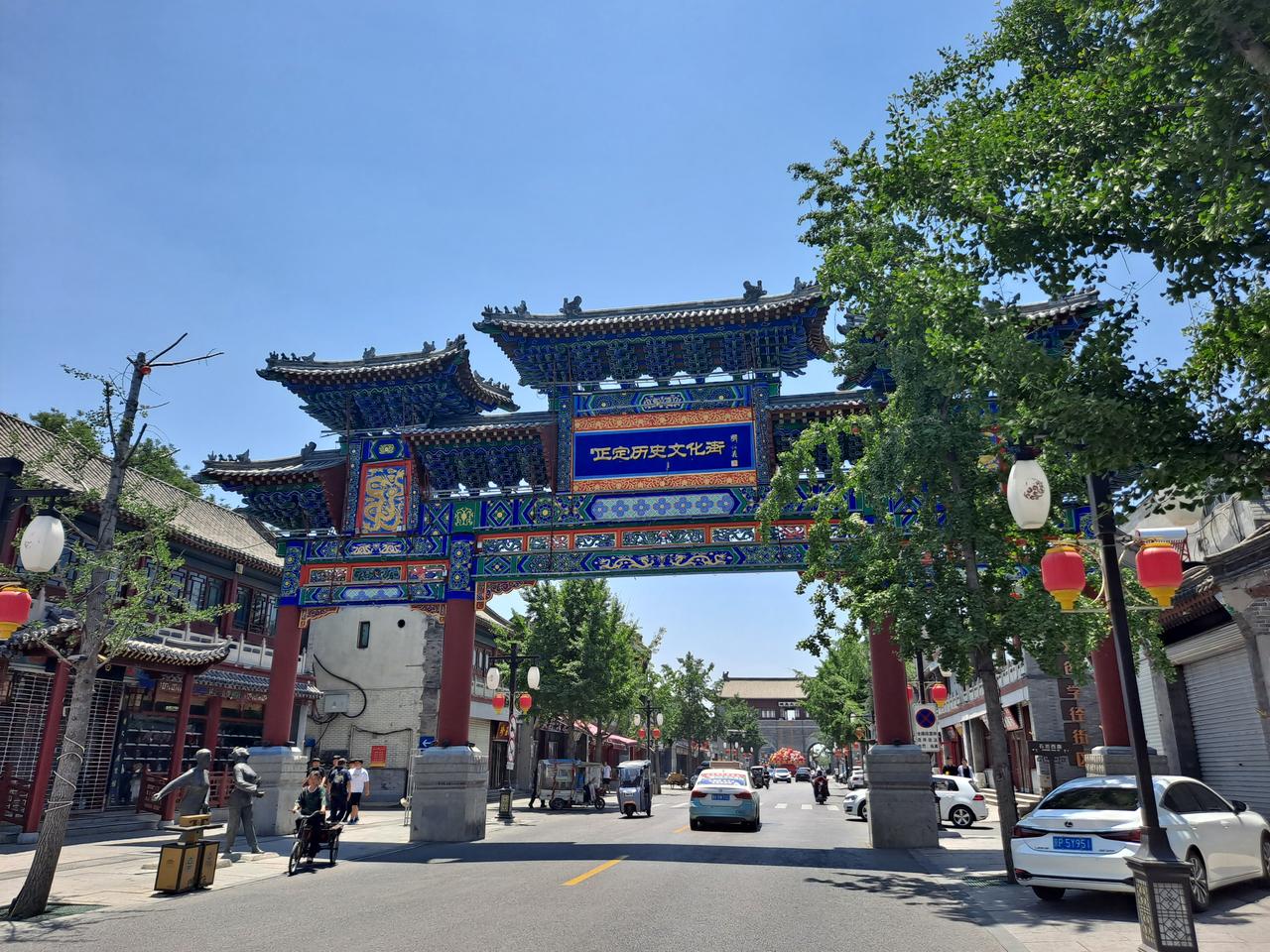 正定新区主干道：宽阔的马路和现代建筑