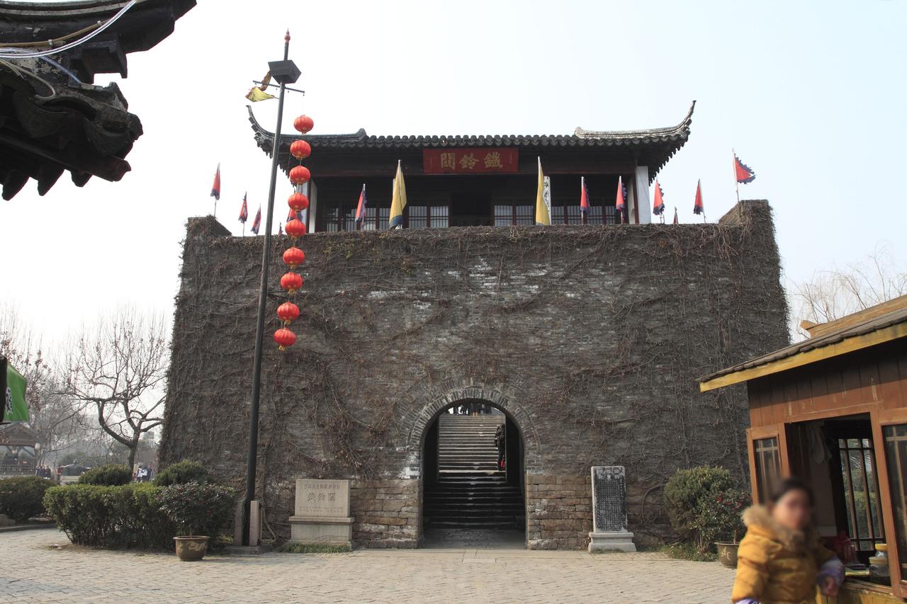 铁铃关紧邻运河而建,射击孔正对河面,与枫桥共同构成闸关一体格局