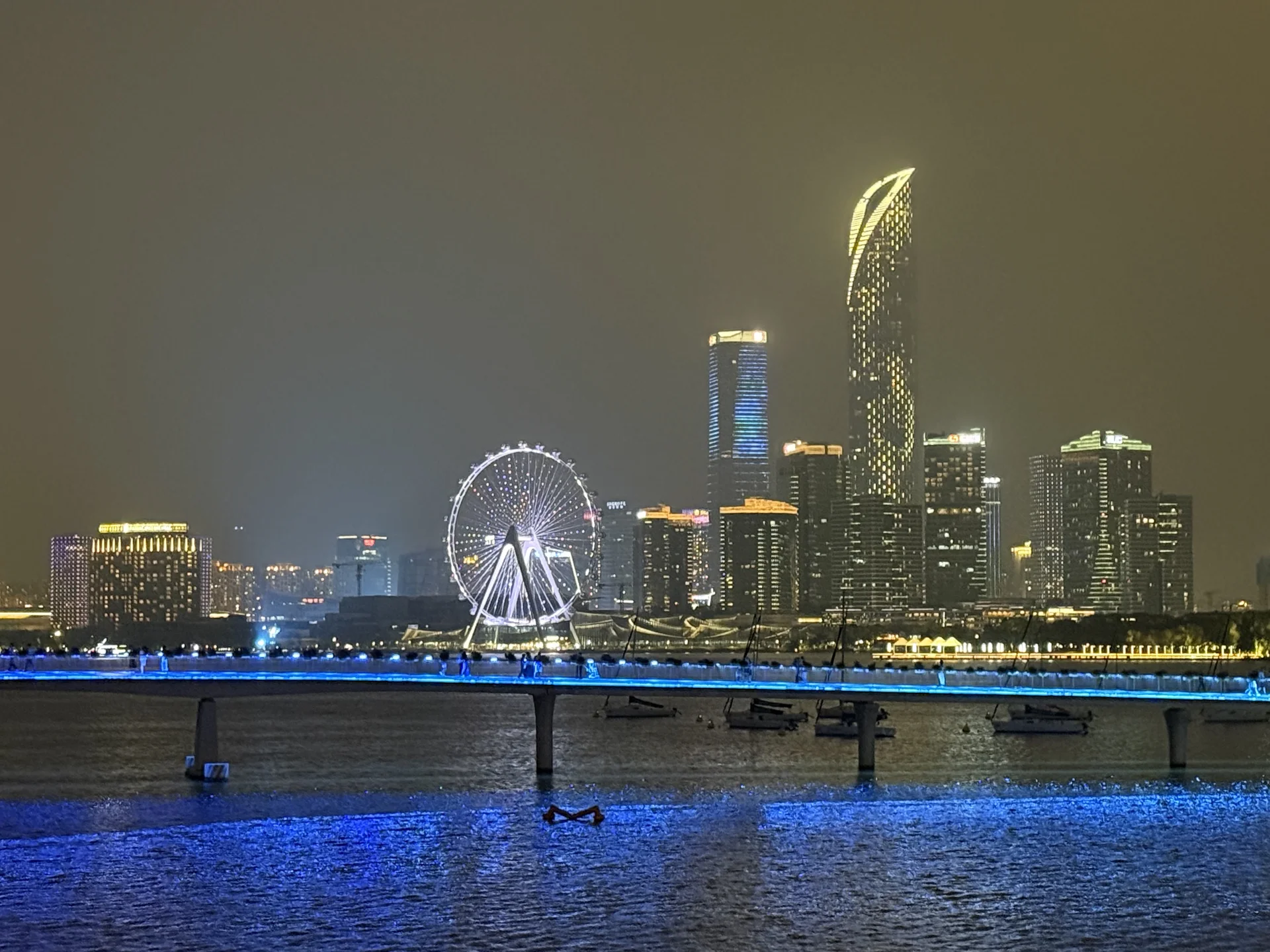 金鸡湖夜景，东方之门与湖面倒影相映