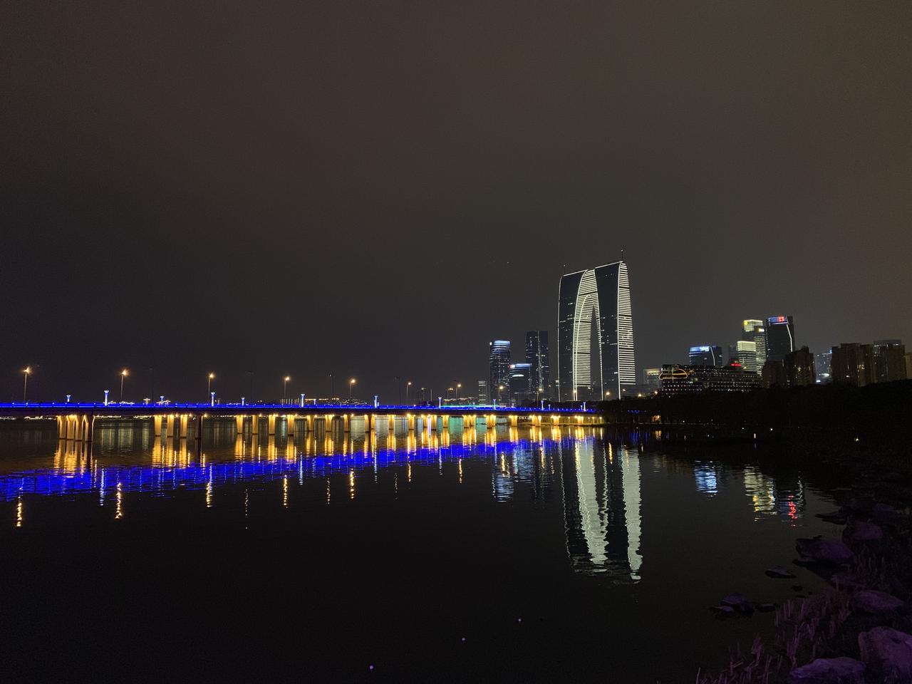 金鸡湖天际线：东方之门和苏州中心等超高层建筑群与湖面相邻而立