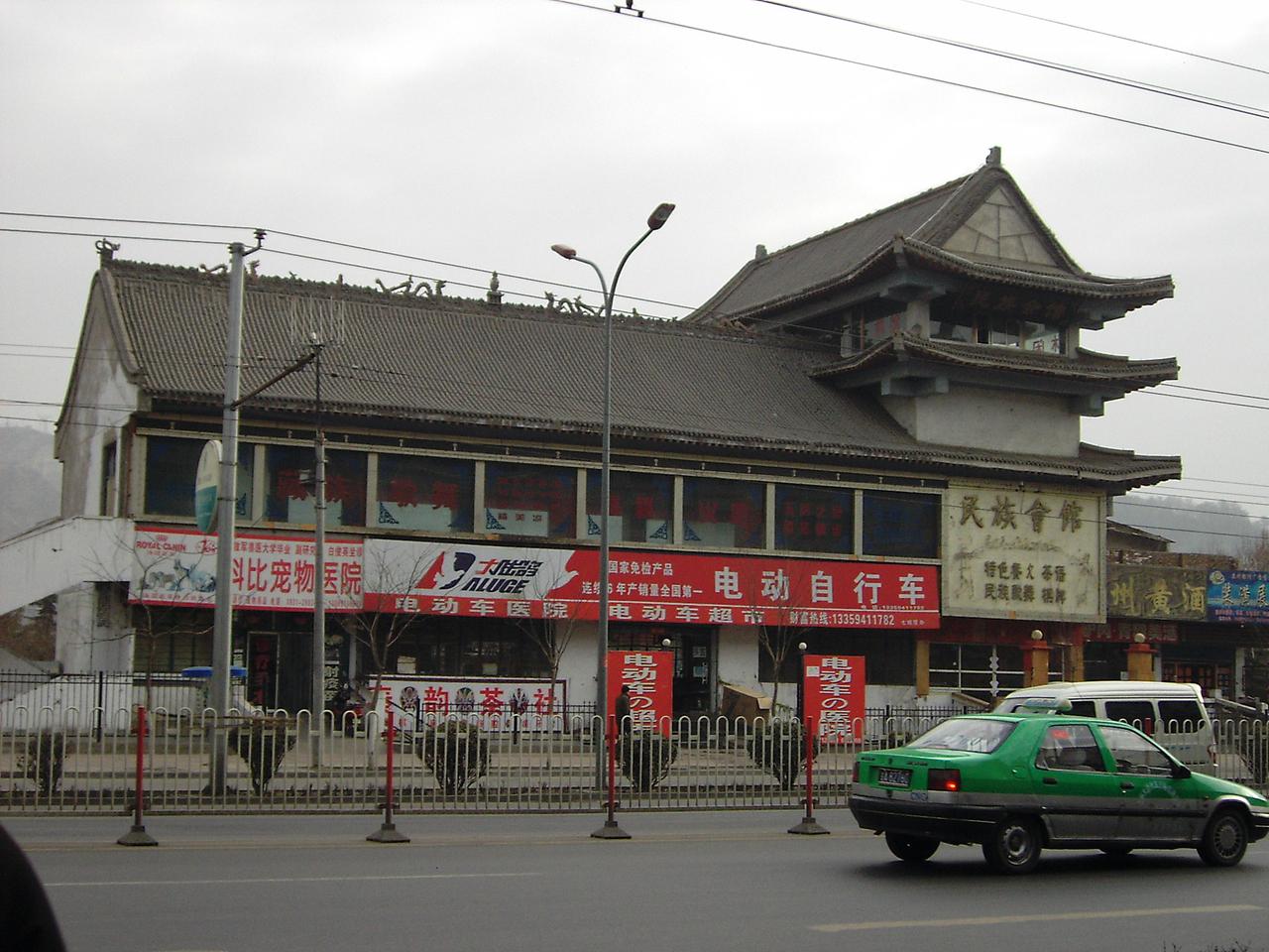 可园小西湖与挹清堂，池水居中，建筑沿湖排列