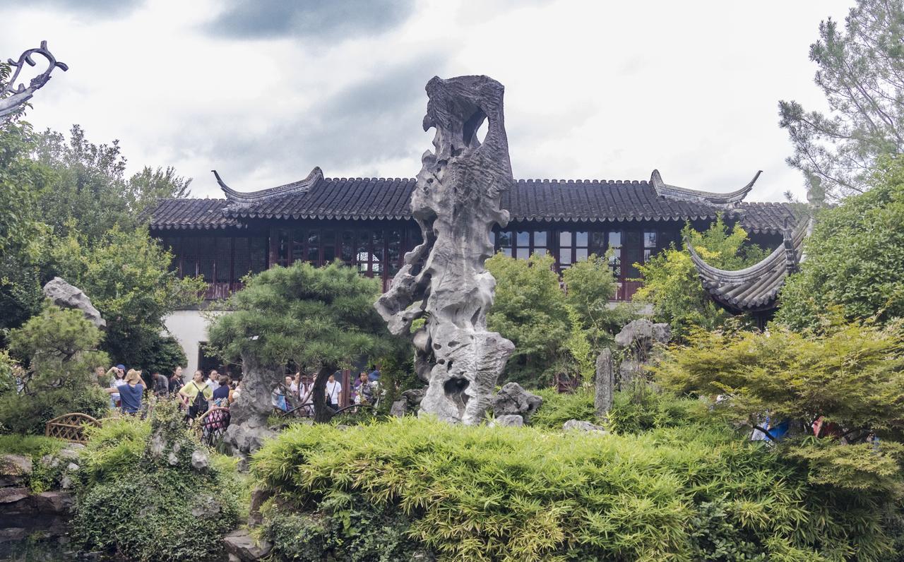 冠云峰与背后的冠云楼，太湖石成为园林的中心视觉焦点