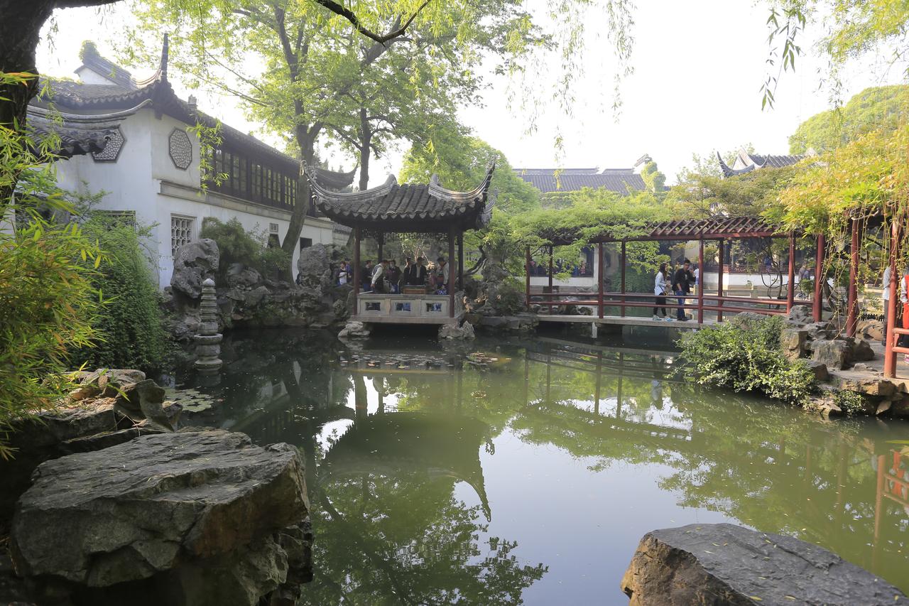 留园中部水池与涵碧山房，水池南岸为主厅，北岸为假山