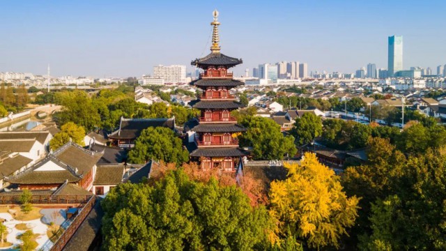 从北寺塔俯瞰古城，低矮的灰色建筑群连绵展开直到护城河边，天际线上只有塔刹突出