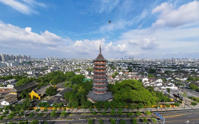 东北街两侧建筑高度整齐，檐口线大致在同一水平面上，没有一栋超出周边传统建筑的屋顶线