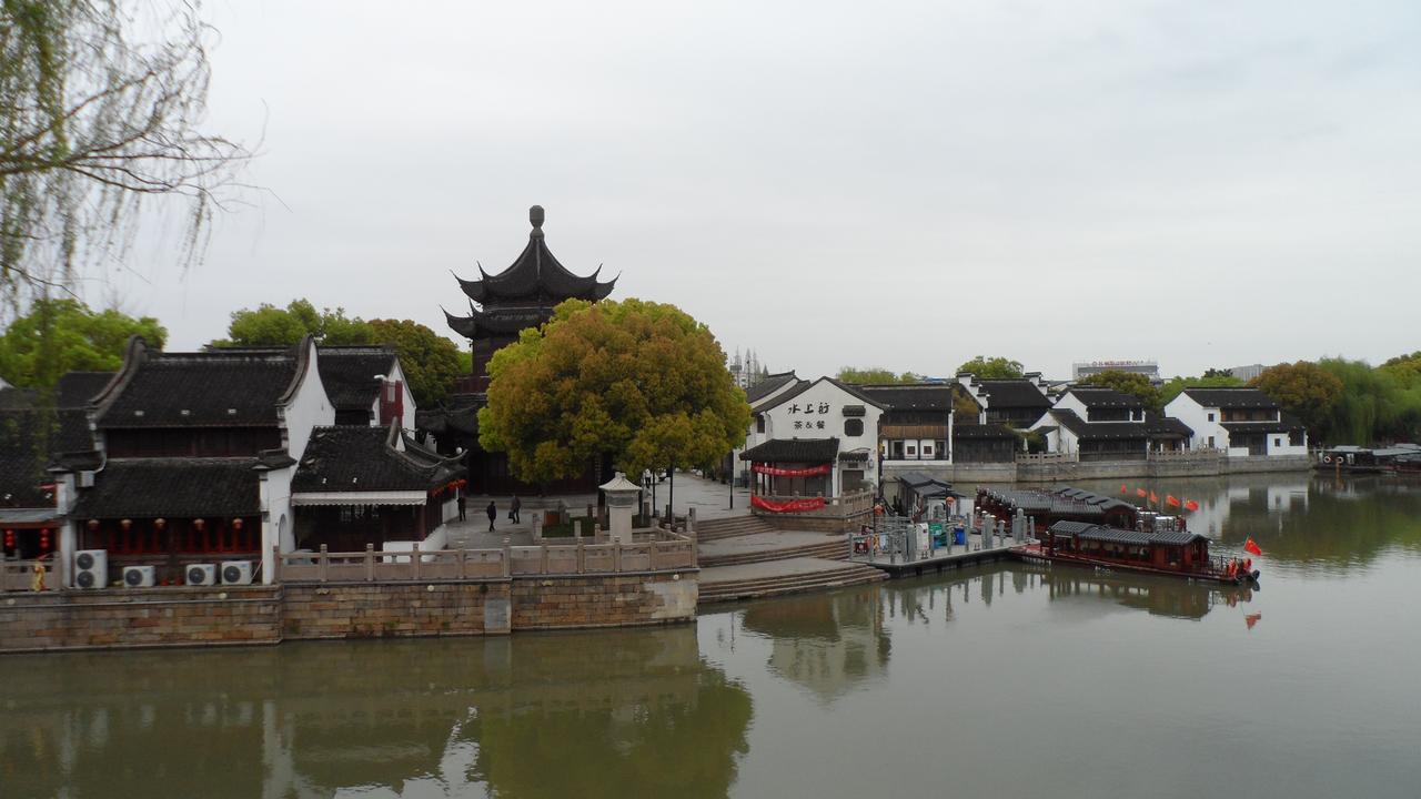 阊门北码头段的河岸，石砌驳岸和台阶式码头遗迹说明当年的水运装卸规模