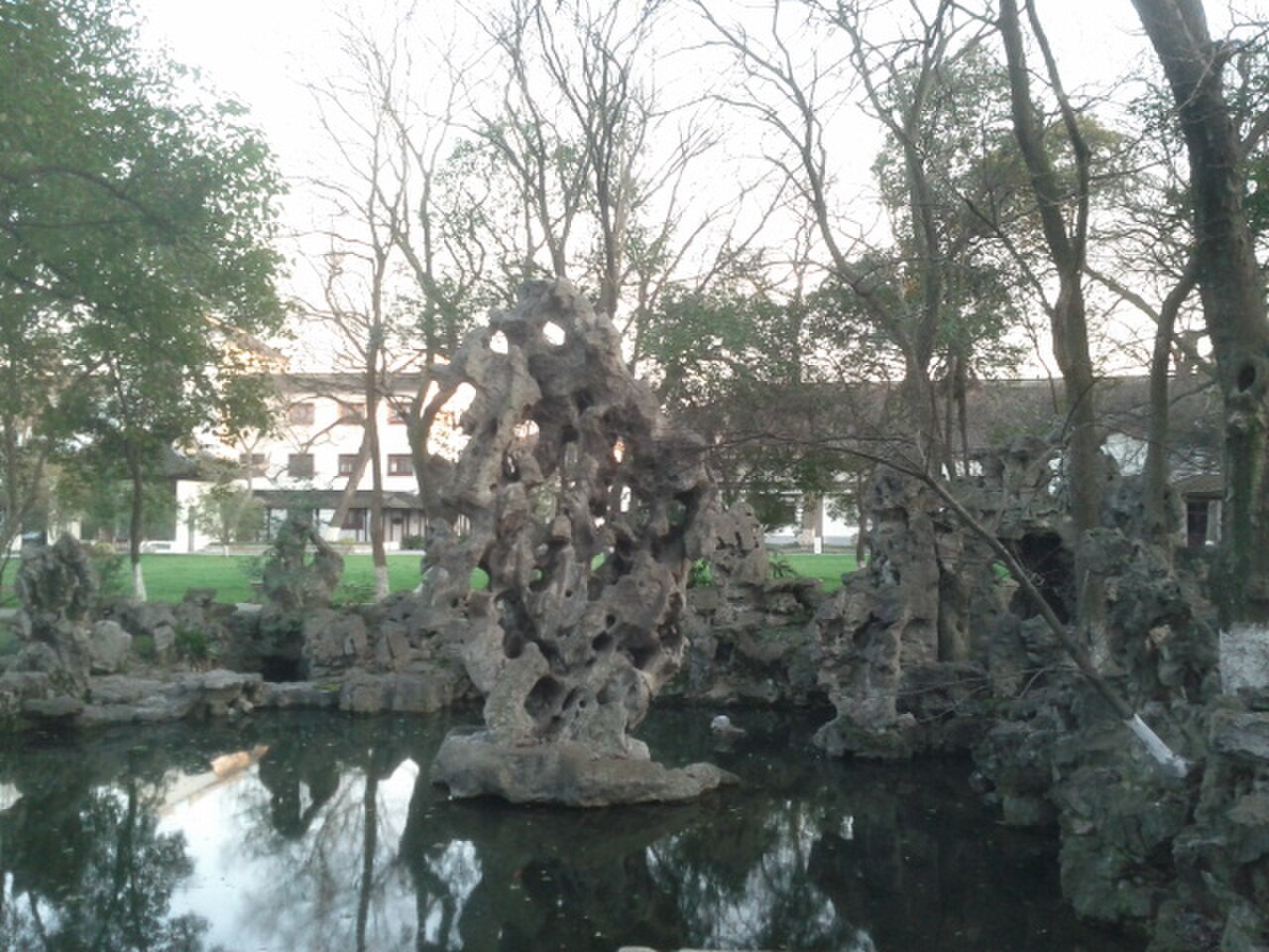 苏州织造署旧址的瑞云峰太湖石,北宋花石纲遗物,现位于苏州第十中学院内