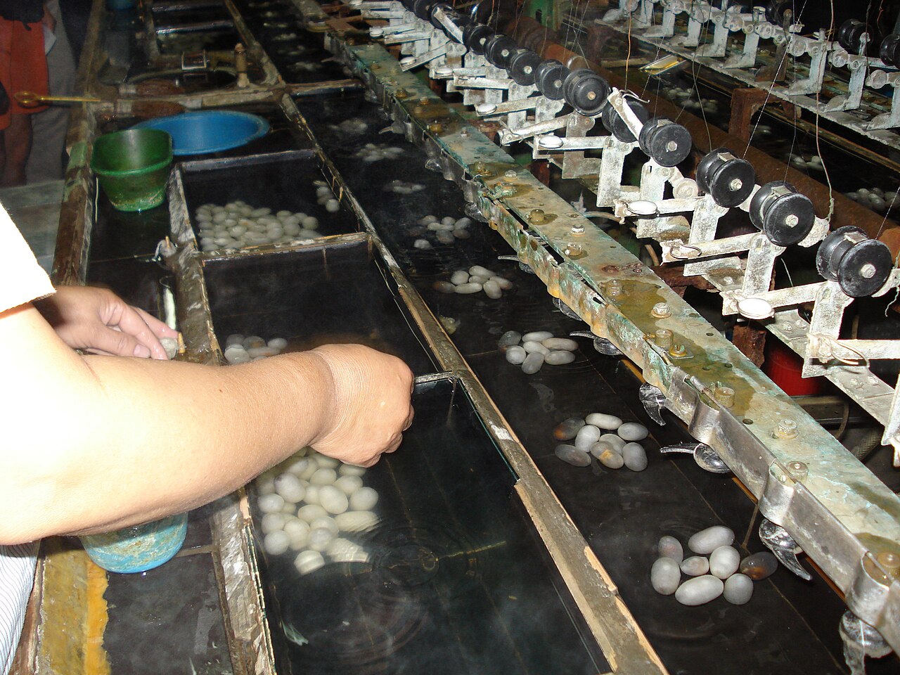 苏州丝绸博物馆展陈的近代铁木织机,展示了从手工织造到机械化的技术跃迁
