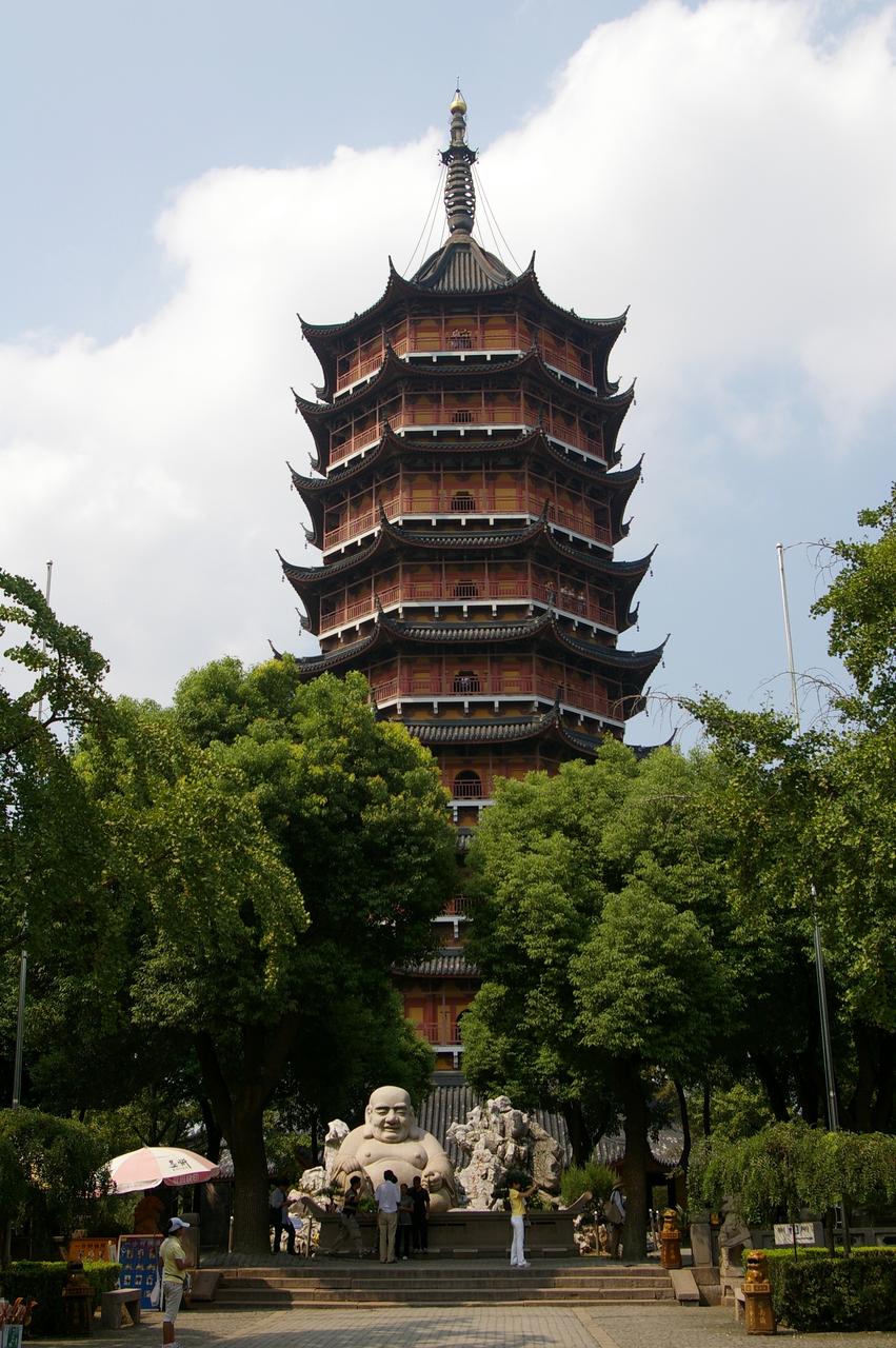 北寺塔从古城灰瓦屋顶上方升起，高度远超周边所有建筑